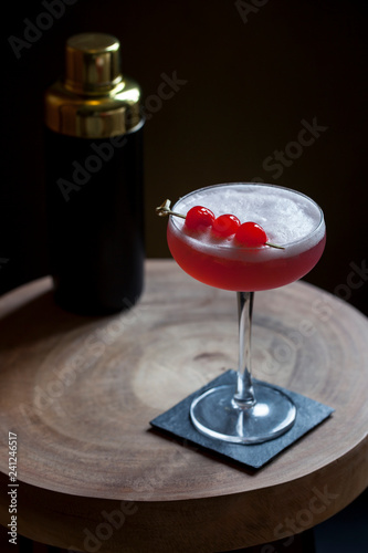 Tableau sur toile Raspberry cocktail in coup glass