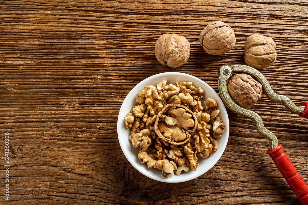 Walnut and walnut Walnut and walnut