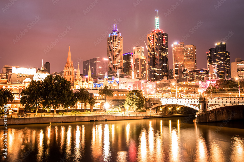 Obraz premium Evening long exposure of the Melbourne CBD with the Yarra river in the foreground.