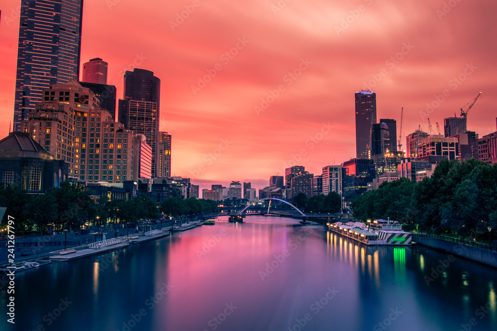 Obraz premium Piękny zachód słońca nad rzeką Yarra w Melbourne.