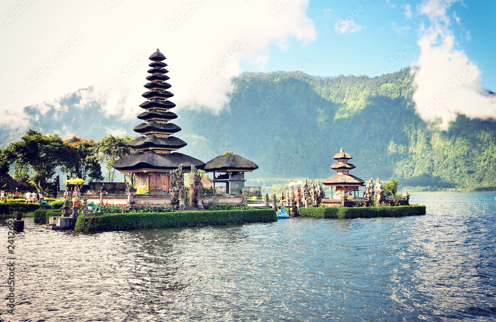 Obraz premium Świątynia Ulun Danu na jeziorze Beratan. Bali