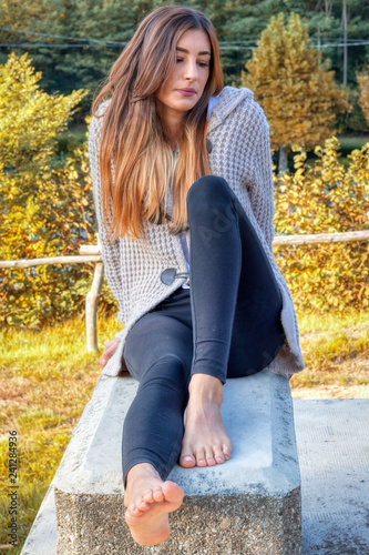 Una bella donna a piedi nudi photo