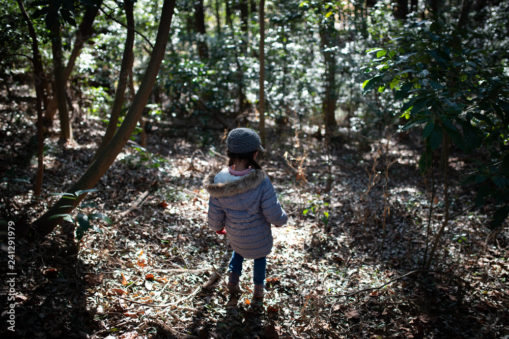 Naklejka premium 森の中で遊ぶ子供