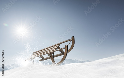 Schlitten im Schnee photo