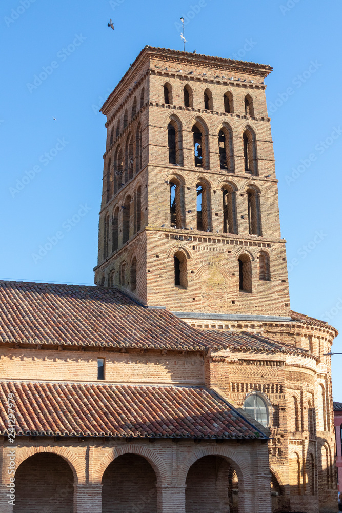 Torre del campanario de la Iglesia de San Lorenzo en Sahagún de Campos  Stock Photo | Adobe Stock