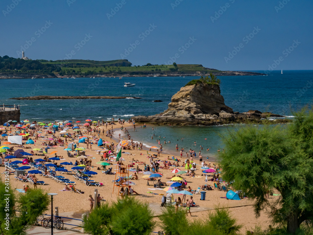 Santander / Hiszpania - 14 lipca 2018: Playa del Camello w Santander w słoneczny lipcowy dzień
