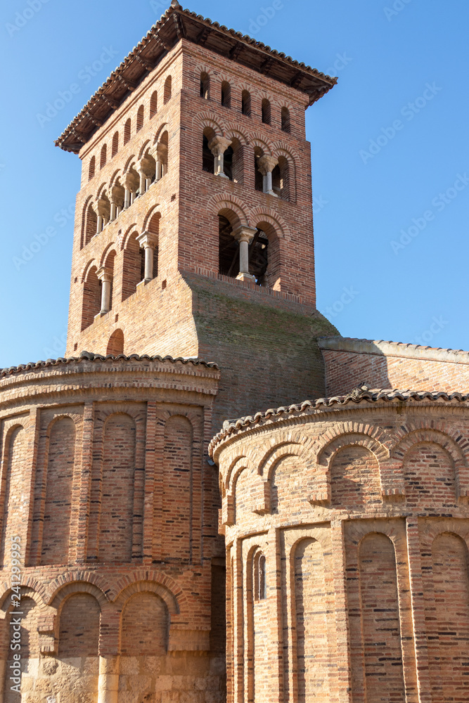 Torre del campanario de el Santuario de la Peregrina en Sahagún de Campos