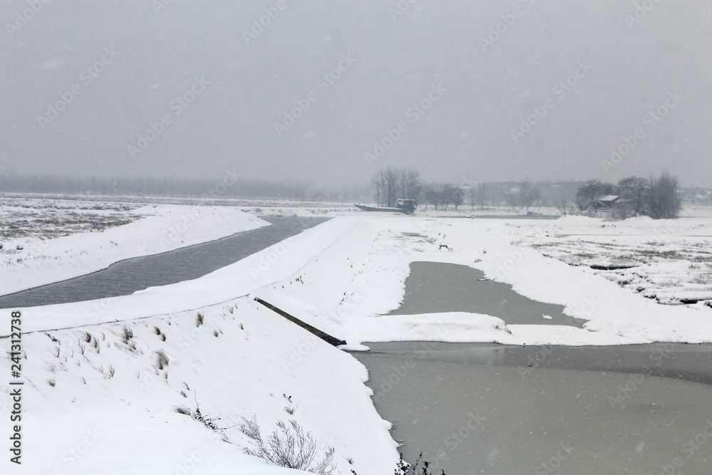 China's inland rivers and lakes in winter China's inland rivers and lakes in winter