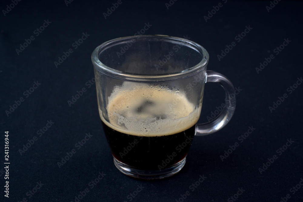schwarzer Kaffee im Becher schwarzer Kaffee im Becher