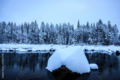 Winterlandschaft mit Fluss in Schweden
