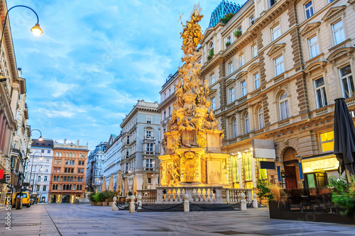 Obraz na płótnie Graben, a famous pedestrian street of Vienna with a Plague Colum w salonie