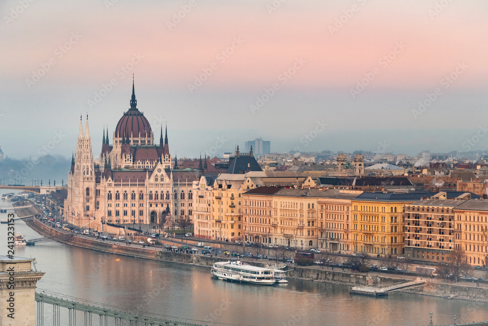 Obraz premium Widok parlamentu Budapesztu o zachodzie słońca, Węgry