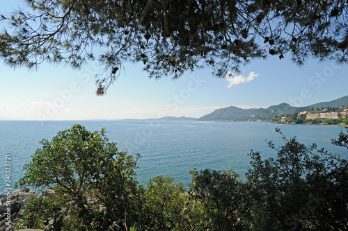 La côte sud-est de Corfou et le mont Agioi Déka vus depuis l'île de Pondikonissi photo