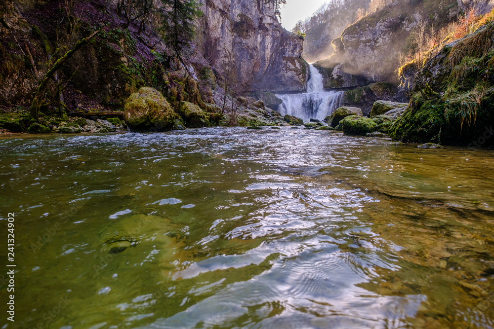 Cascade de la Billaude en hiver. France. Jura. Coucher de soleil.
