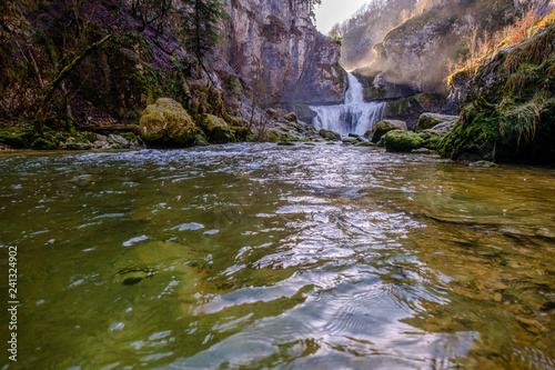 Obraz na płótnie Cascade de la Billaude en hiver. France. Jura. Coucher de soleil. w salonie