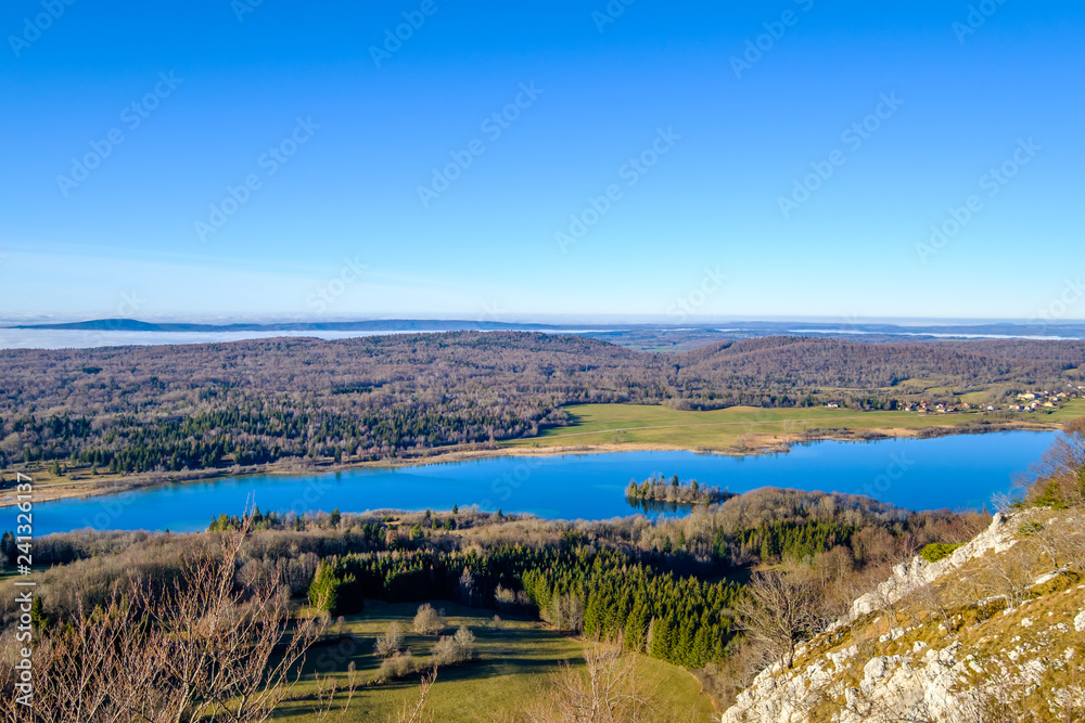 Vue panoramique sur le lac d'Ilay depuis le pic de l'Aigle. Jura, France. 