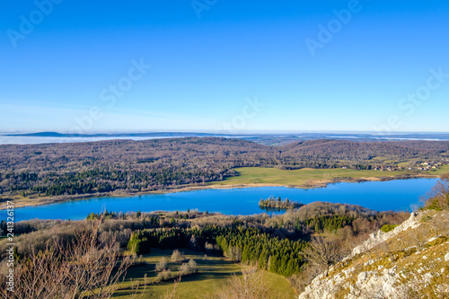 Vue panoramique sur le lac d'Ilay depuis le pic de l'Aigle. Jura, France. 