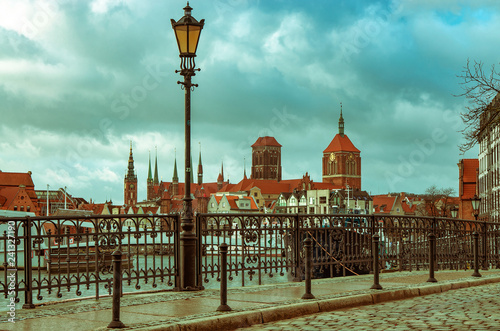 Gdańsk, panorama miasta w pochmurny dzień. 