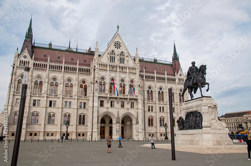 Parlamentsgebäude in Budapest mit Reiterdenkmal