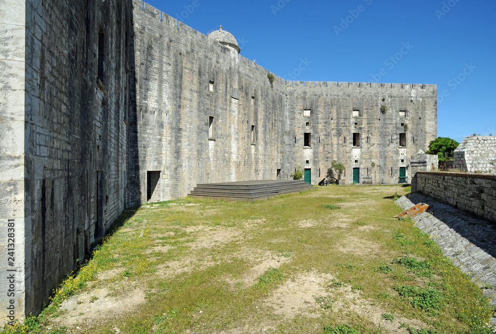 Les baraquements anglais de la nouvelle forteresse de la ville de Corfou