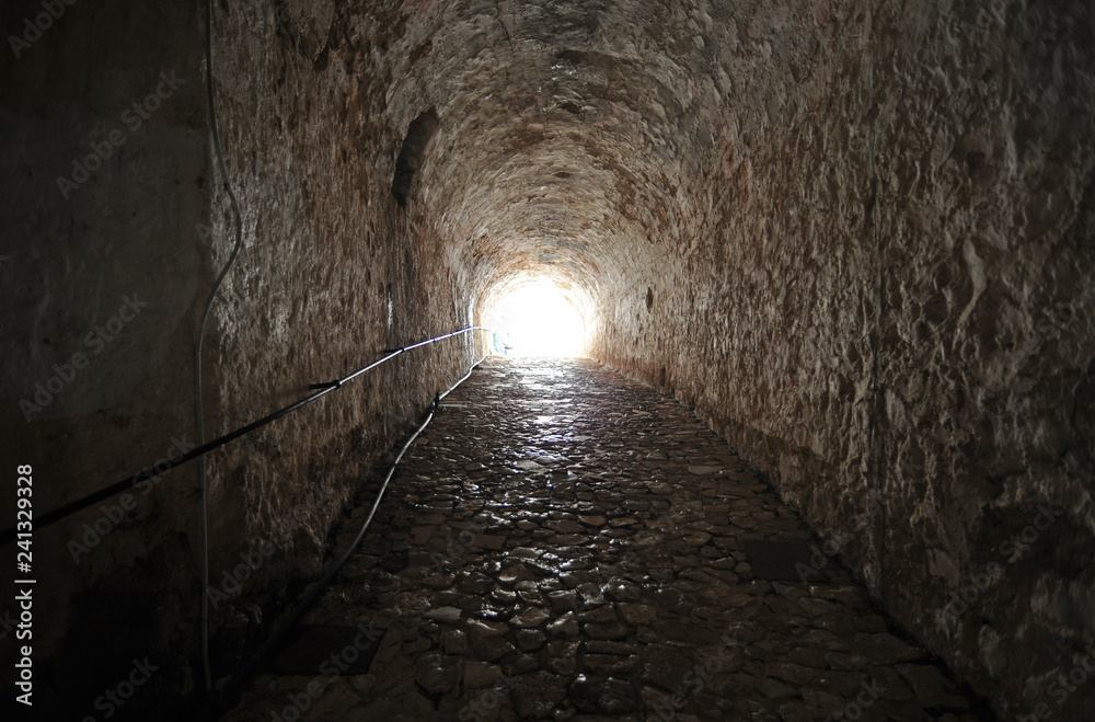 Le tunnel d'accès de la nouvelle forteresse de la ville de Corfou