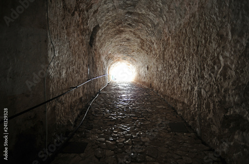 Le tunnel d'accès de la nouvelle forteresse de la ville de Corfou