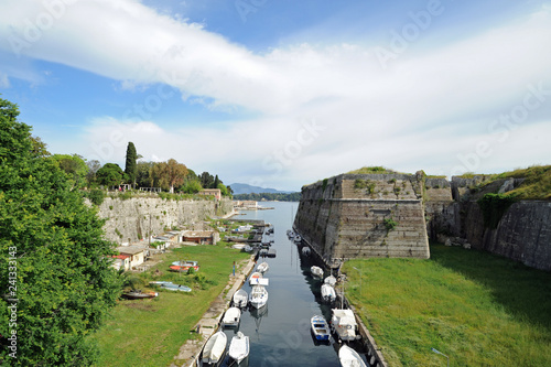 La douve de la mer et le bastion Martinengo de la vieille forteresse de la ville de Corfou photo