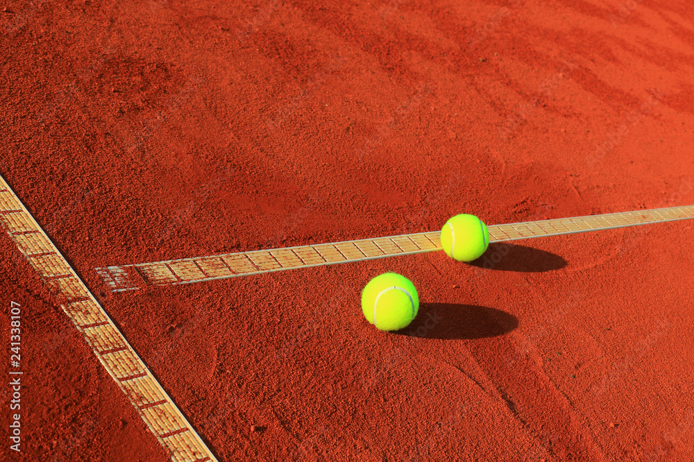 Tennis balls on a tennis clay court Stock-Foto | Adobe Stock