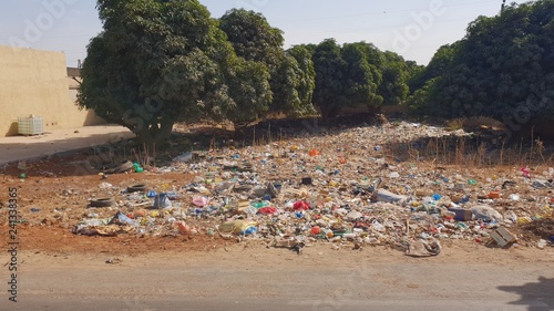 pollution, déchets plastiques et détritus au bord de la route photo