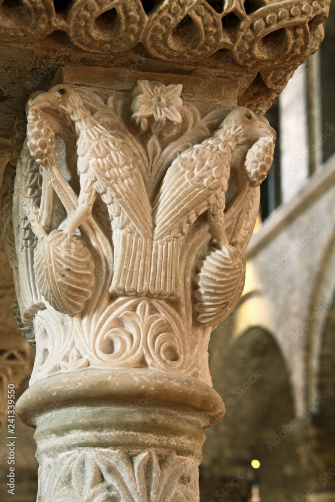 uccelli; capitello a sostegno di un pulpito della Cattedrale di Bitonto