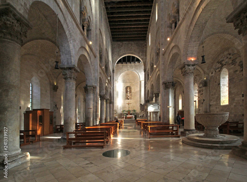 Photos la navata centrale della Cattedrale di Bitonto