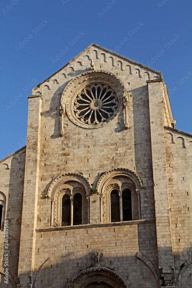 vista parziale della facciata della Cattedrale romanica di Bitonto