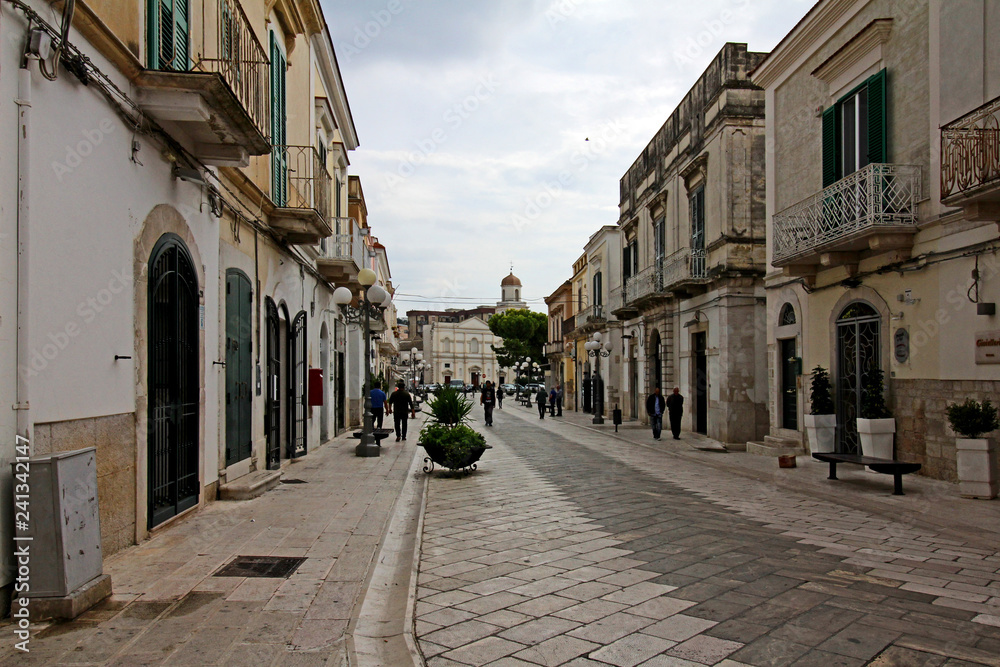 Canosa di Puglia; Corso San Sabino che porta alla Cattedrale
