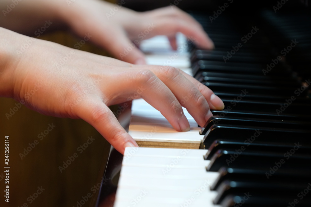 ピアノを弾く
