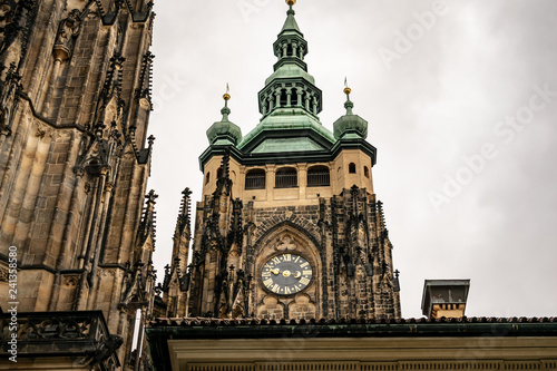 Veitsdom auf der Prager Burg in Tschechien photo