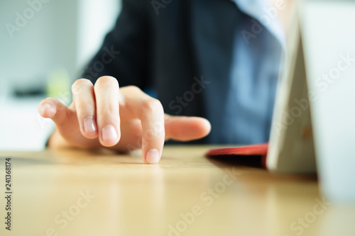 Photo Anxious Woman Impatiently Tapping Fingers on Her Office Desk