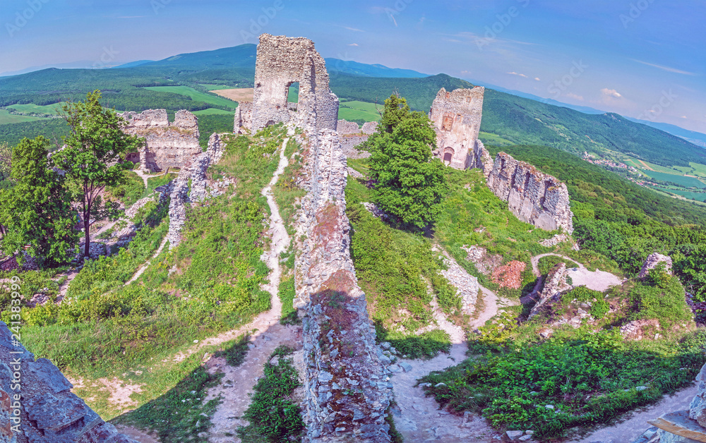 Fototapeta premium Ruiny zamku Gymes na Słowacji, fioletowy filtr