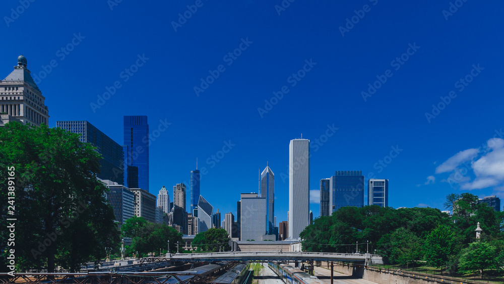 Fototapeta premium Skyline of Chicago, USA with bridge over train tracks