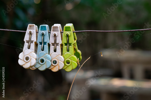 фотографія The clothespins clip on the wire