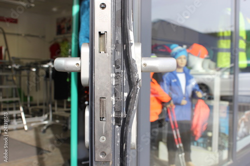 Beschädigte Türbeschlag nach einem Einbruch