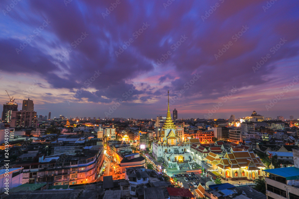 Naklejka premium Wat traimitr-withayaram or Wat Trimit in Chinatown, Bangkok.