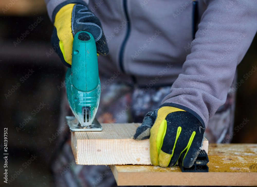 Woodworker using jigsaw Stock-Foto | Adobe Stock