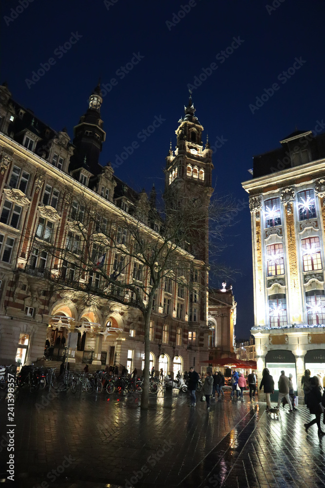 Vues de Lille, France, de nuit pendant les fêtes de fin d'année