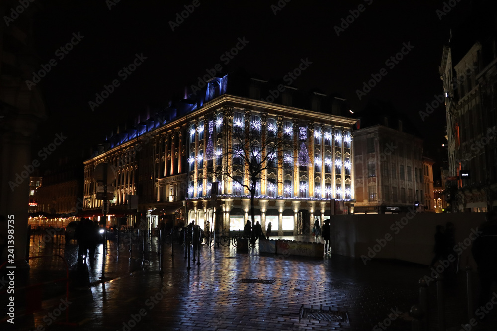 Vues de Lille, France, de nuit pendant les fêtes de fin d'année