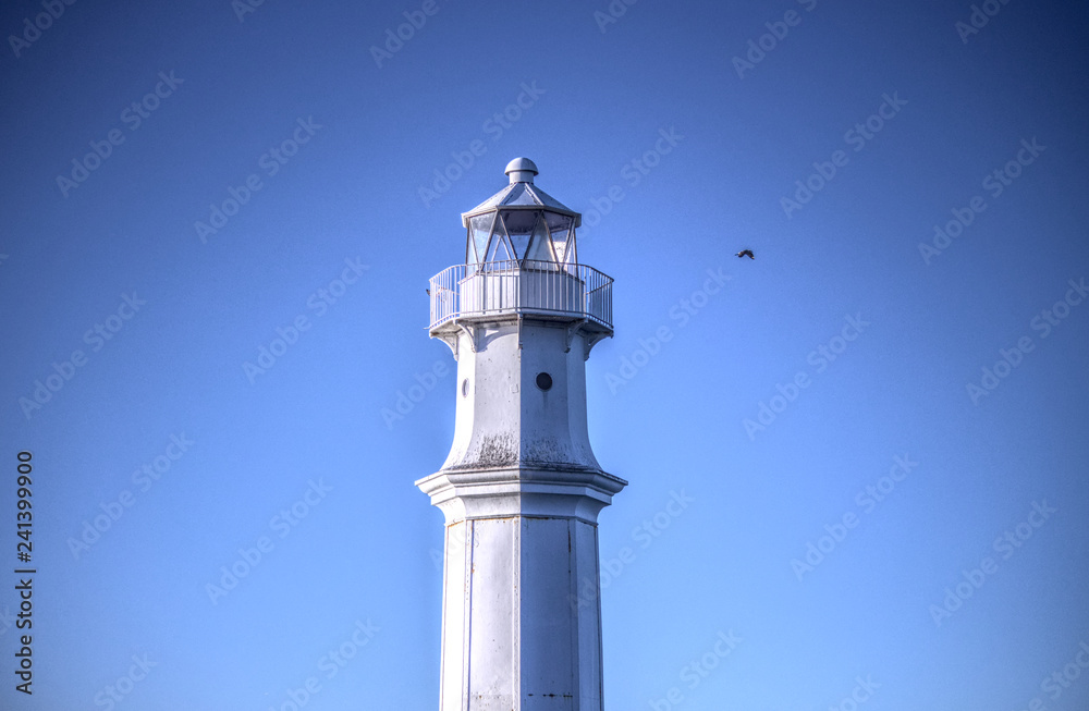 A lighthouse in Scotland in front of a clear sky 
