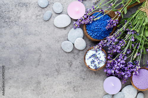 Fototapeta Naklejka Na Ścianę i Meble -  Essential lavender salt with flowers top view.
