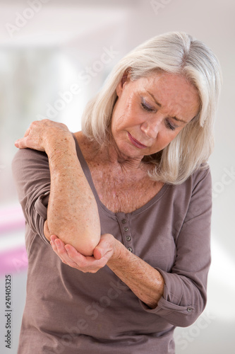 Canvastavla Skincare and Medicine concept: Close up of woman scratching the itch on her elbo
