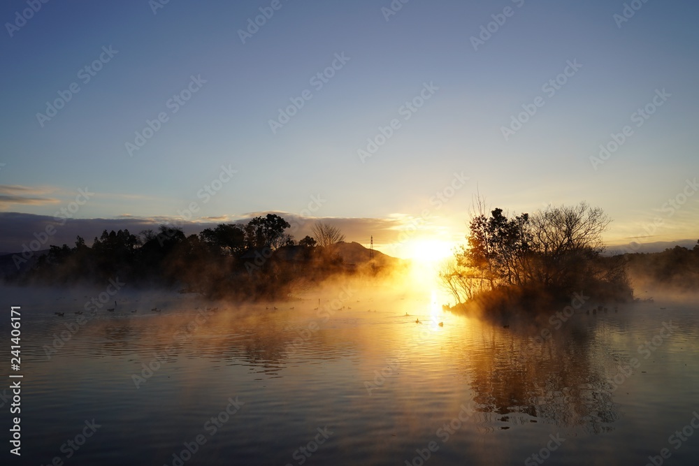 Obraz premium 新年の日の出を迎える浮島周辺水辺公園