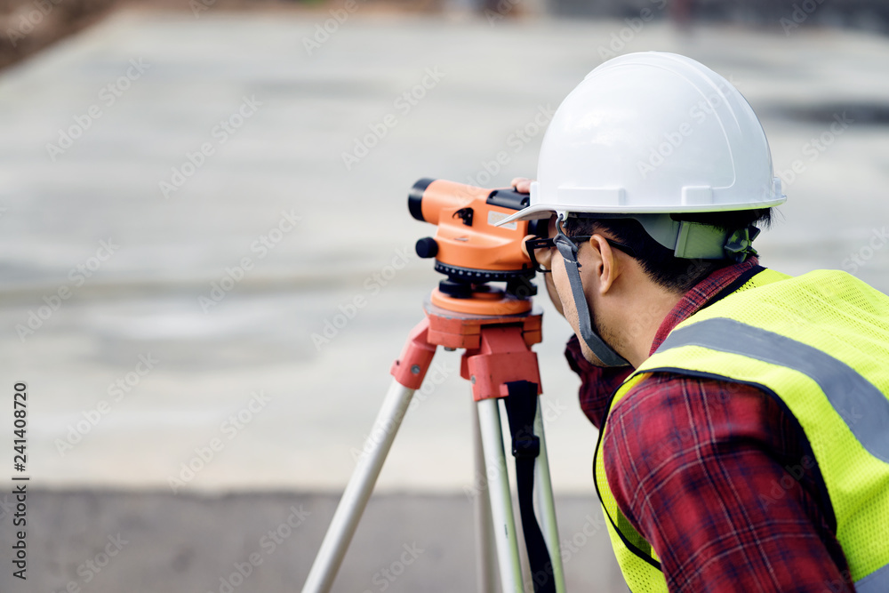 Engineers use radio to communicate in order to work at construction sites.Area theodolite Engineers use radio to communicate in order to work at construction sites.Area theodolite