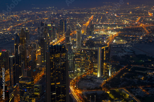 Skyline von Dubai in der Nacht vom Burj Khalifa